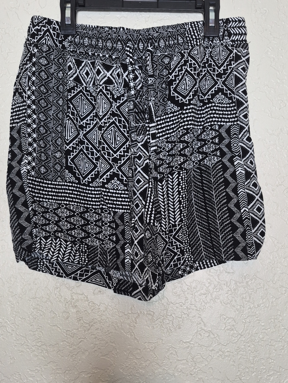 Robert Louis Patterned Shorts Size M